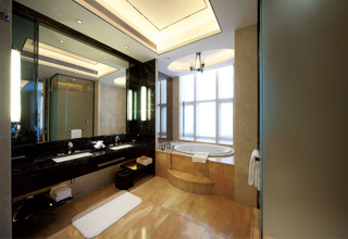 يستخدم الفندق إطارًا خشبيًا مثبتًا على مرآة تزيين الحائط