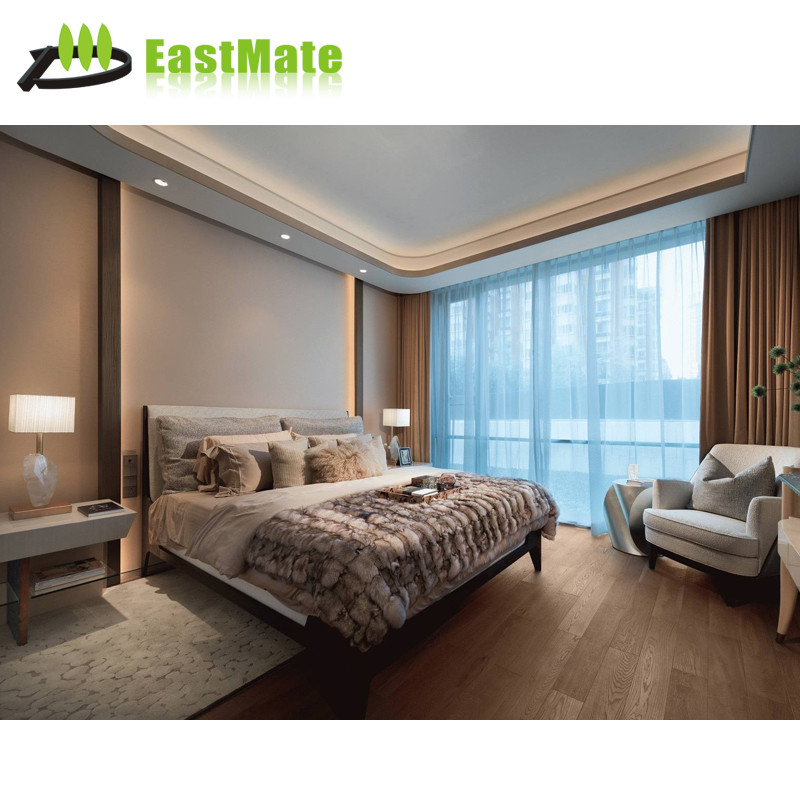 غرفة نوم بتصميم رائع لفندق خمس نجوم، مع قطع رائعة وأثاث خشبي 